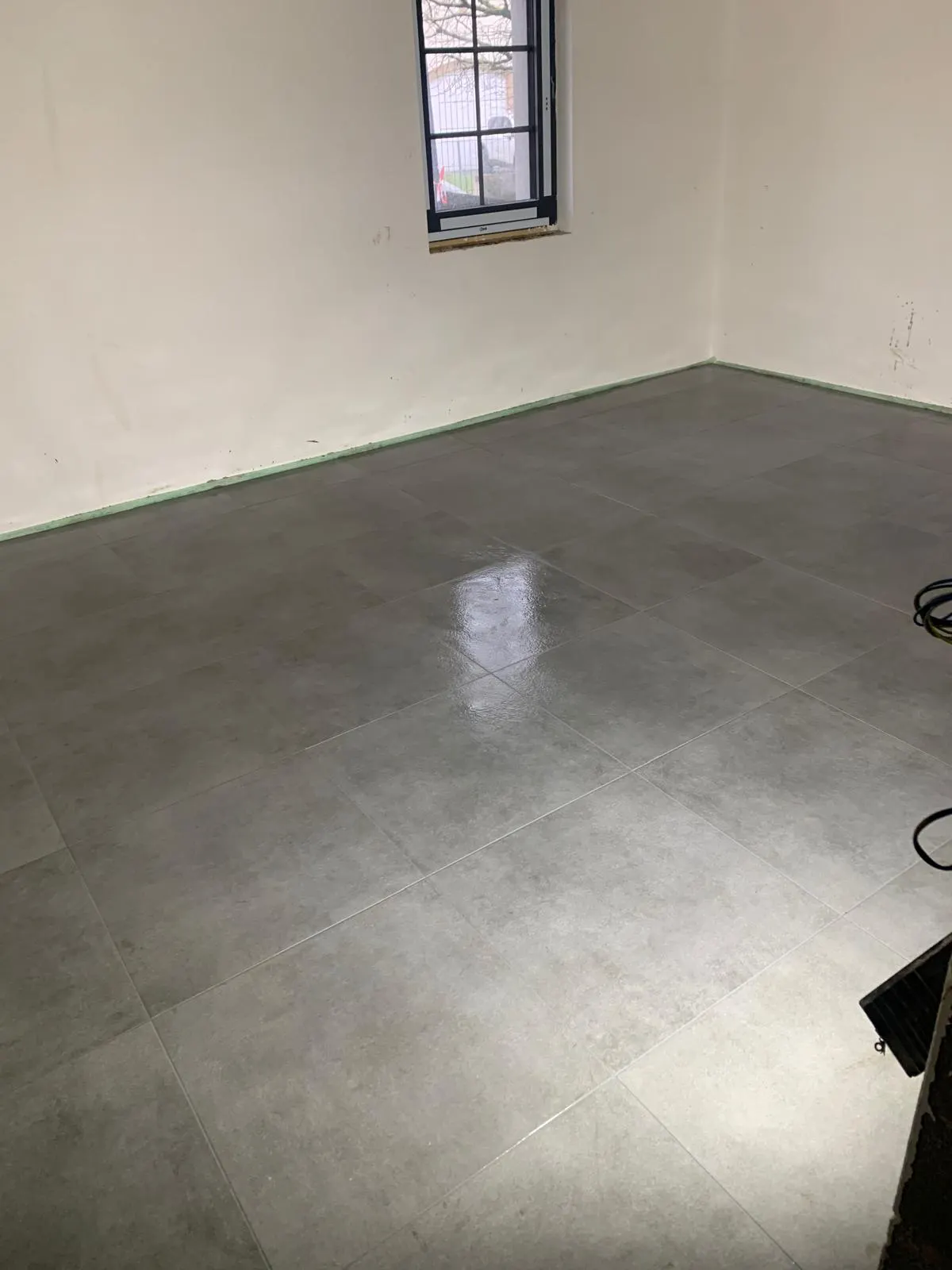 Chambre avec sol en dalles gris effet béton grand format