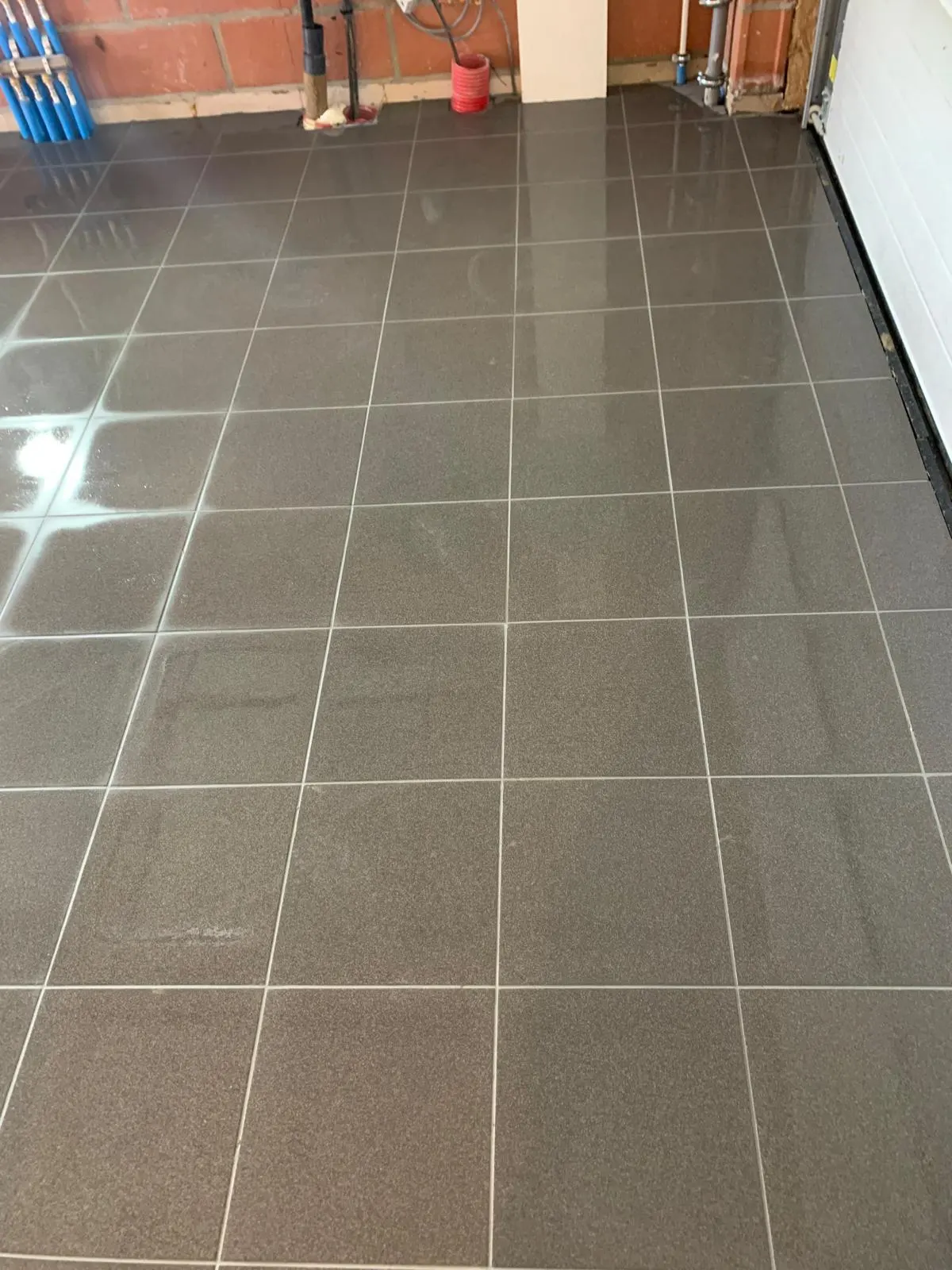 Sol de garage en carrelage anthracite moucheté à joints clairs