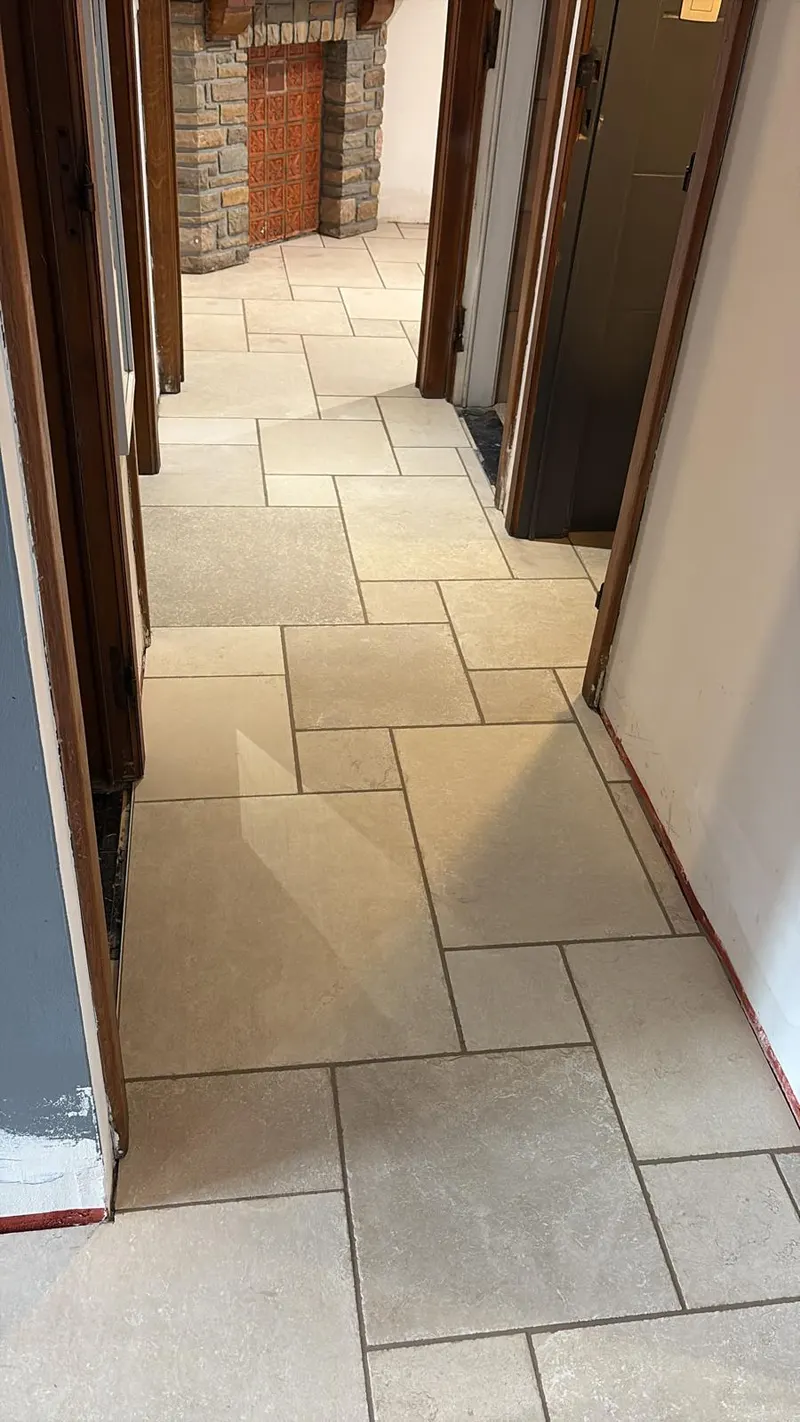 Gang betegeld in beige natuursteenlook wildverband in een karaktervolle woning