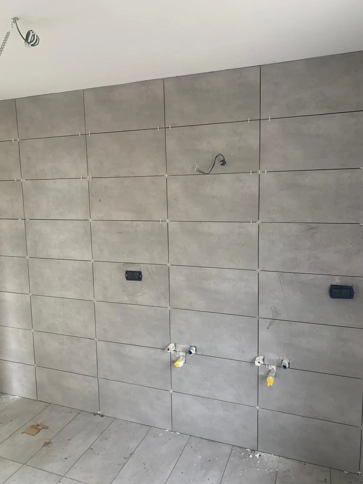 Wand betegeld met grijze betonlook tegels 30x60 in horizontale plaatsing